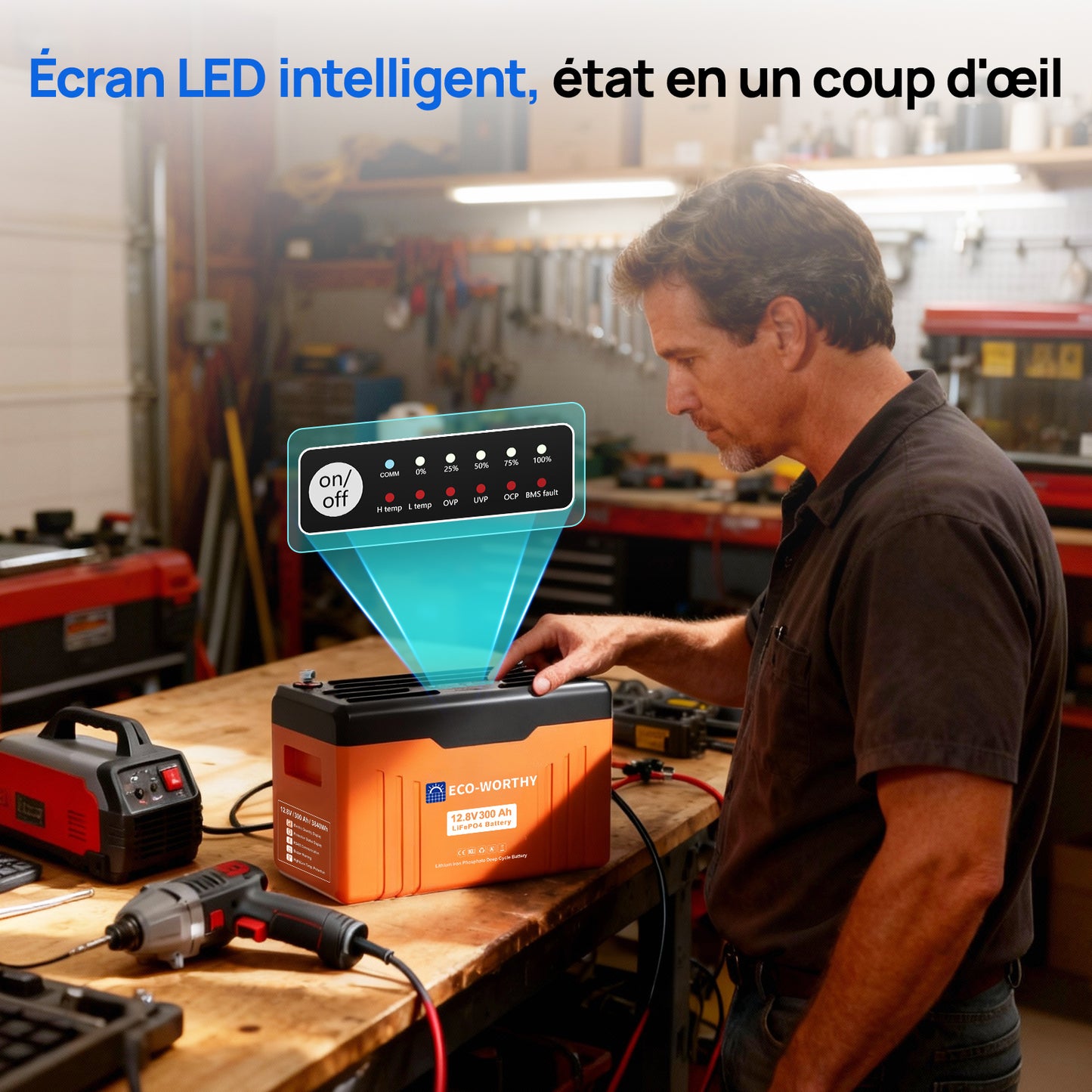 Un homme montre ECO-WORTHY Batterie Lithium  Lifepo4 12V 300Ah LiFePO4 Bluetooth avec Indicateur LED (Données SOC et niveau de batterie)