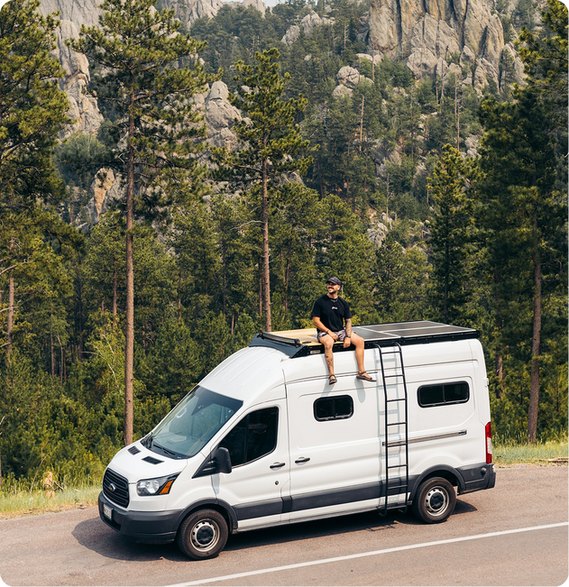 Une personne voyage dans un camping-car équipé de panneaux solaires sur le toit.